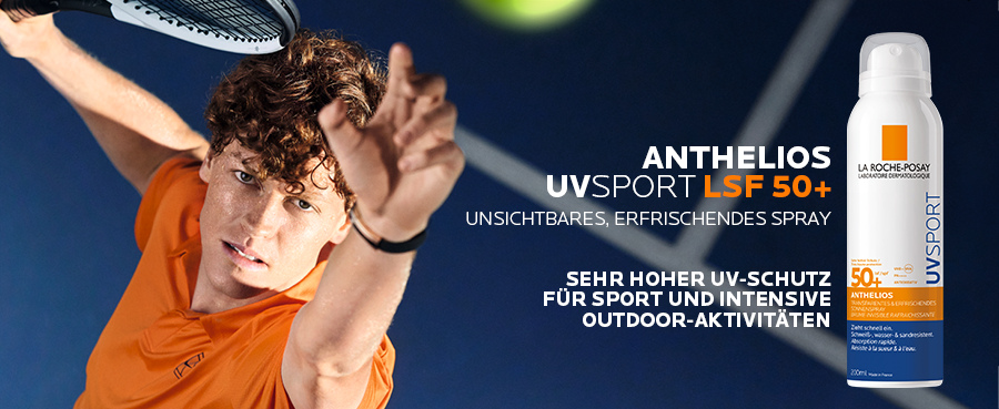 La Roche Posay Anthelios UV Sport Sonnenspray LSF 50+. Wasser-, sand- und schweißresistent. Weißer Pumpspray auf blauem Hintergrund mit Netz.
